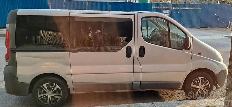 Usata Opel Vivaro 120 CV (88 kW) 2008 Grigio Monovolume