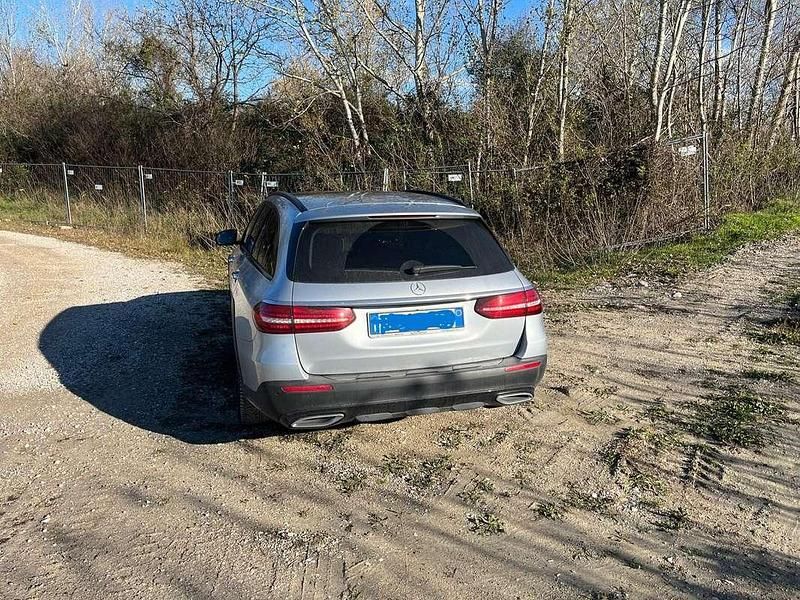 Usado Mercedes E400 330 CV (242 kW) 2022 Plateado Familiar