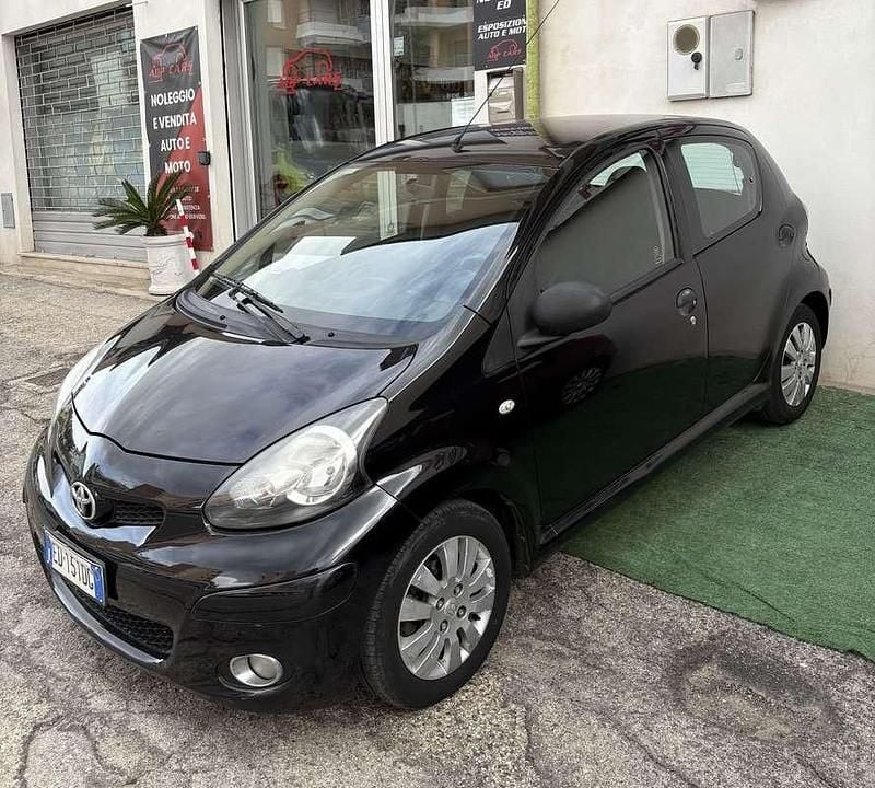 Usata 2010 Toyota Aygo Edition Due volumi | 4900 € (Buon prezzo) - Immagine 1/4