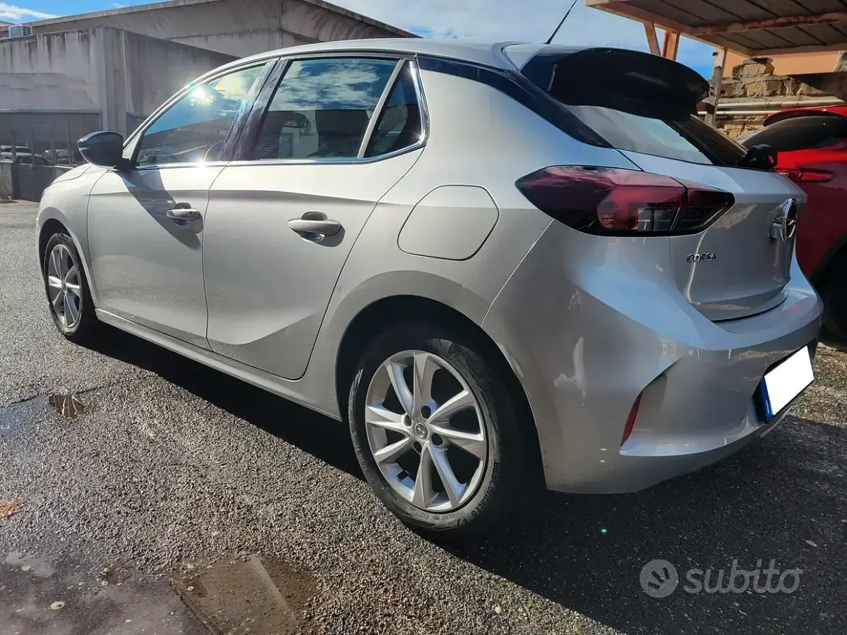 Usado Opel Corsa Elegance 75 HP (55 kW) 2023 Prateado Sedan