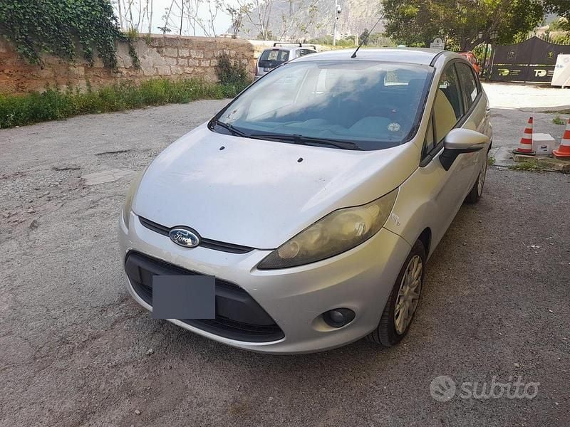 Usata Ford Fiesta 96 CV (70 kW) 2010 Grigio Utilitaria