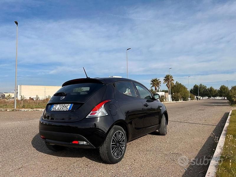 Usata Lancia Ypsilon 69 CV (50 kW) 2021 Nero Utilitaria