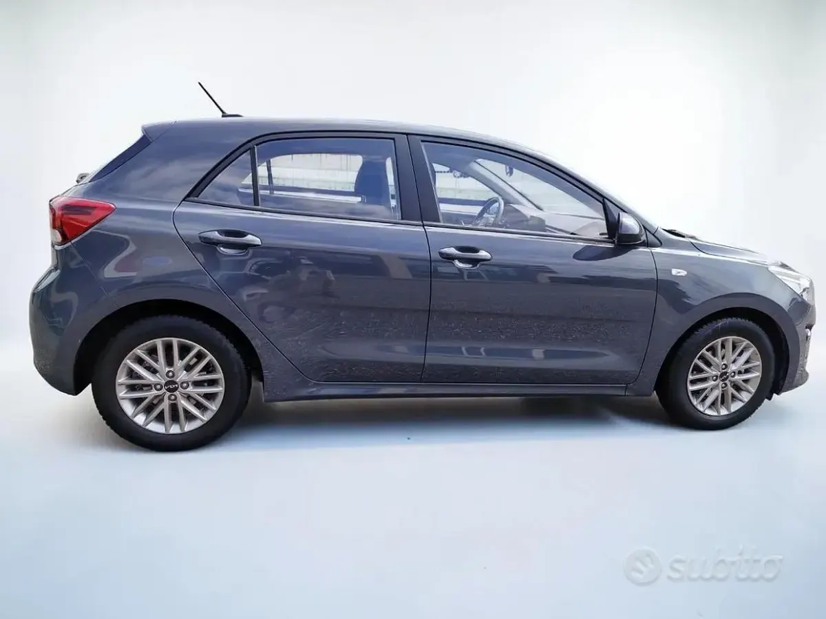 Usata Kia Rio Style 84 CV (61 kW) 2022 Grigio scuro metallizzato Berlina