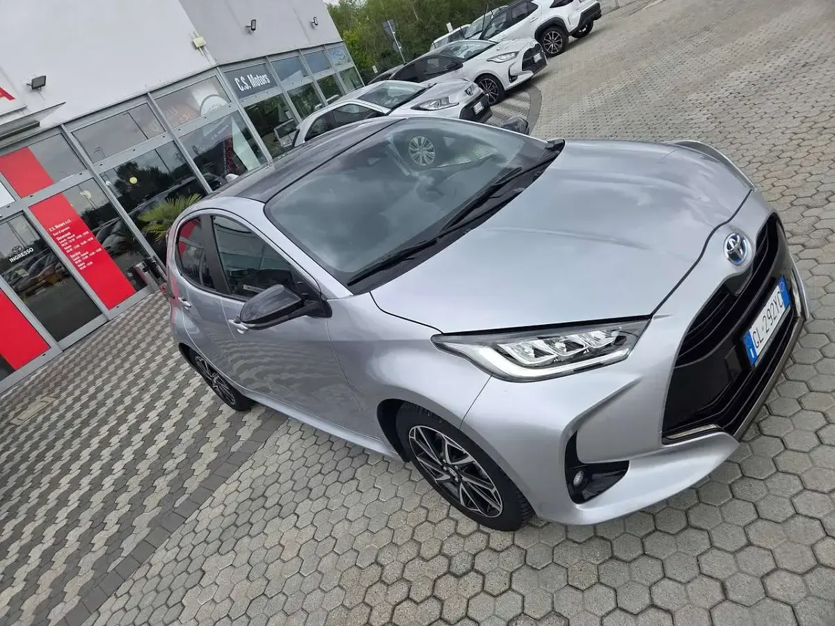 Usata Toyota Yaris Hybrid Lounge 92 CV (67 kW) 2022 Silver met Berlina