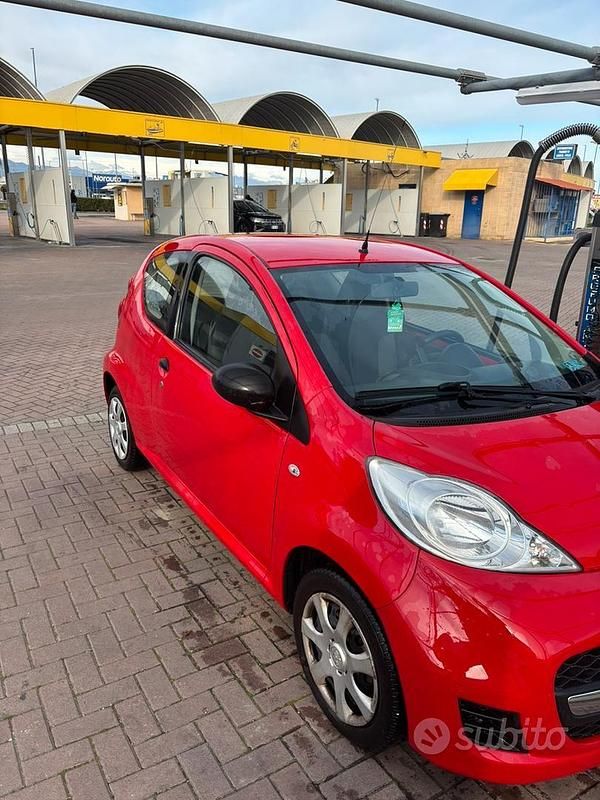 Usata Peugeot 107 68 CV (50 kW) 2010 Rosso Utilitaria