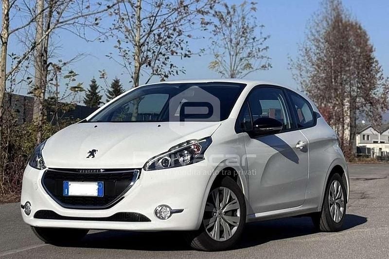 Bianco Usata 2013 Peugeot 208 Active Due volumi | 4990 € (Buon prezzo) - Immagine 1/4