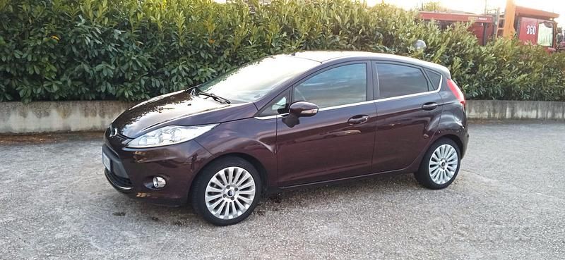 Usata Ford Fiesta Titanium 92 CV (67 kW) 2009 Viola Utilitaria