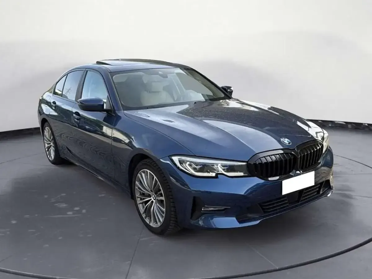 Usata BMW 330 Luxury Line 286 CV (210 kW) 2021 Tanzanite blue metallic Berlina