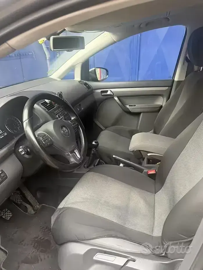 Usata VW Touran Trendline 105 CV (77 kW) 2011 Grigio Monovolume