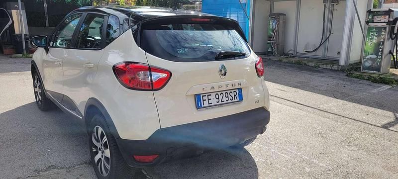 Usata Renault Captur Intens 90 CV (66 kW) 2016 Beige SUV