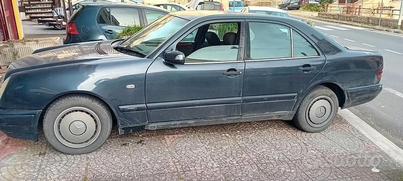 Usata Mercedes E220 143 CV (105 kW) 2000 Berlina