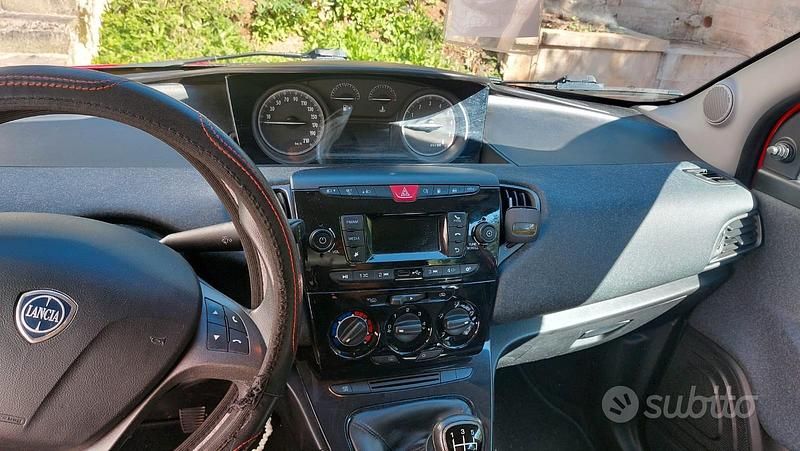 Usata Lancia Ypsilon 69 CV (50 kW) 2018 Rosso Utilitaria