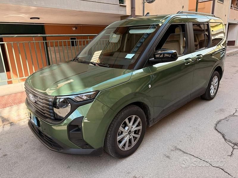 Usata Ford Tourneo Courier 125 CV (91 kW) 2025 Verde Monovolume