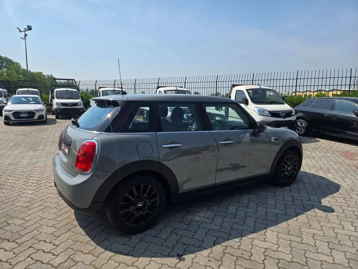 Usata Mini ONE 102 CV (75 kW) 2017 Grigio Utilitaria