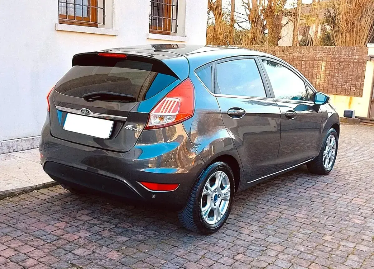 Usata Ford Fiesta Titanium 100 CV (73 kW) 2016 Grigio Berlina