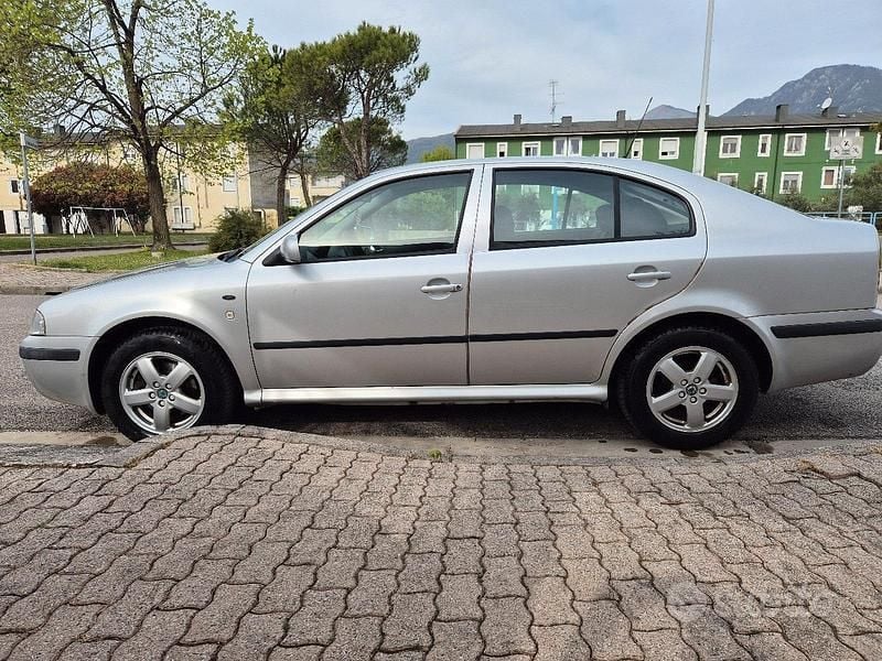 Usata Skoda Octavia Elegance 110 CV (80 kW) 2003 Grigio Berlina