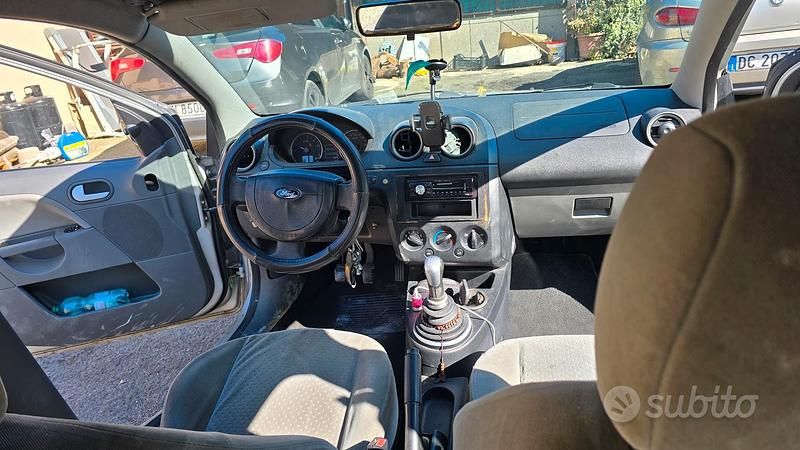 Usata Ford Fiesta 90 CV (66 kW) 2003 Grigio Utilitaria