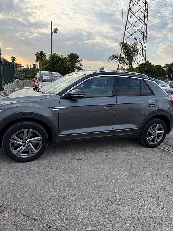 Usata VW T-Roc R-line 149 CV (109 kW) 2022 Grigio SUV