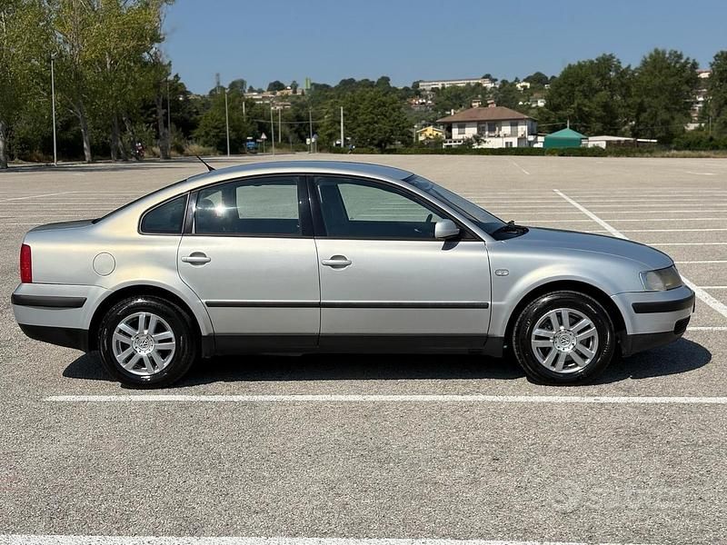 Usata VW Passat Highline 116 CV (85 kW) 1999 Argento Berlina