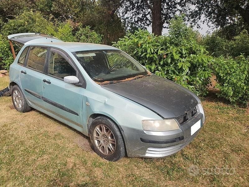 Grigio Usata 2002 Fiat Stilo Tre volumi | 499 € (Buon prezzo) - Immagine 1/4