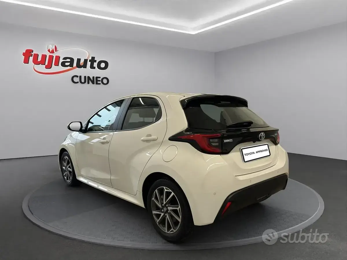 Usata Toyota Yaris Hybrid Trend 116 CV (85 kW) 2022 Super white Utilitaria