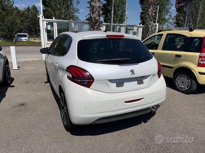 Usata Peugeot 208 GT-line 110 CV (80 kW) 2015 Bianco Utilitaria