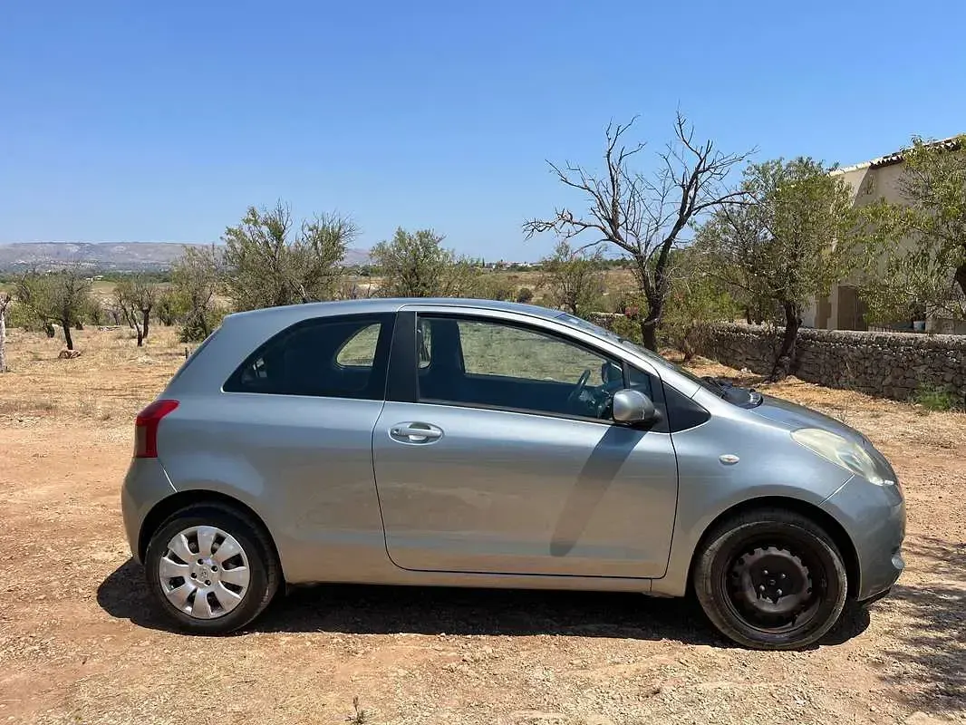 Usata Toyota Yaris Sol 69 CV (50 kW) 2007 Argento Utilitaria