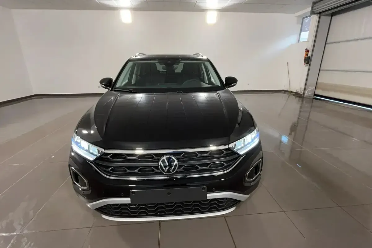 Nuova VW T-Roc Edition 150 CV (110 kW) 2026 0e0e  grenadill black met. SUV