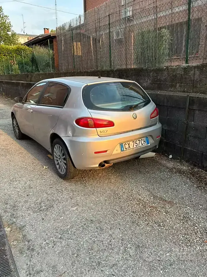 Usata Alfa Romeo 147 105 CV (77 kW) 2005 Grigio Utilitaria