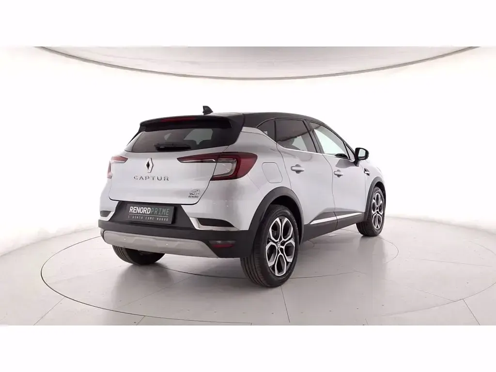 Usata Renault Captur Techno 101 CV (74 kW) 2023 Grigio chiaro SUV