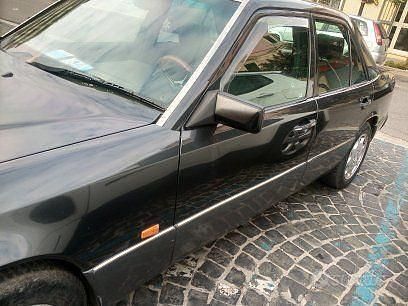 Usado Mercedes E200 1993 Negro Berlina