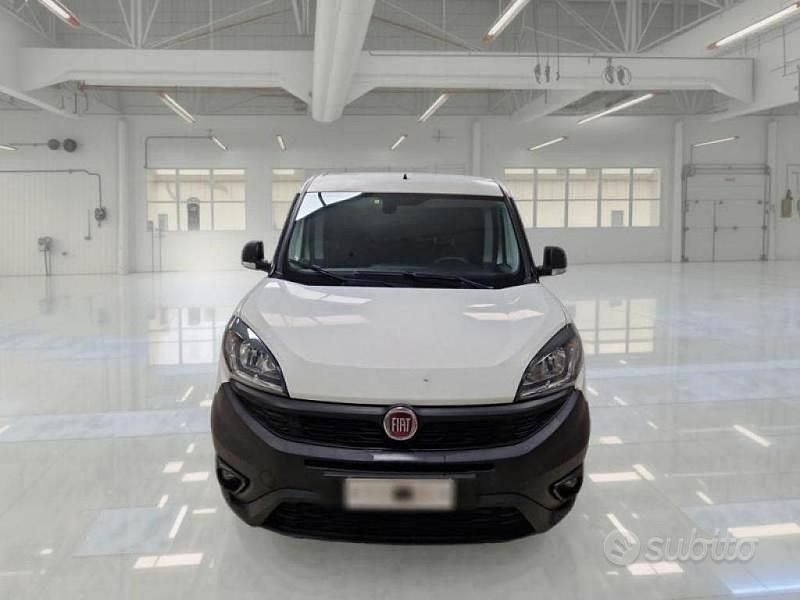 Usata Fiat Doblò S 105 CV (77 kW) 2022 Bianco Monovolume