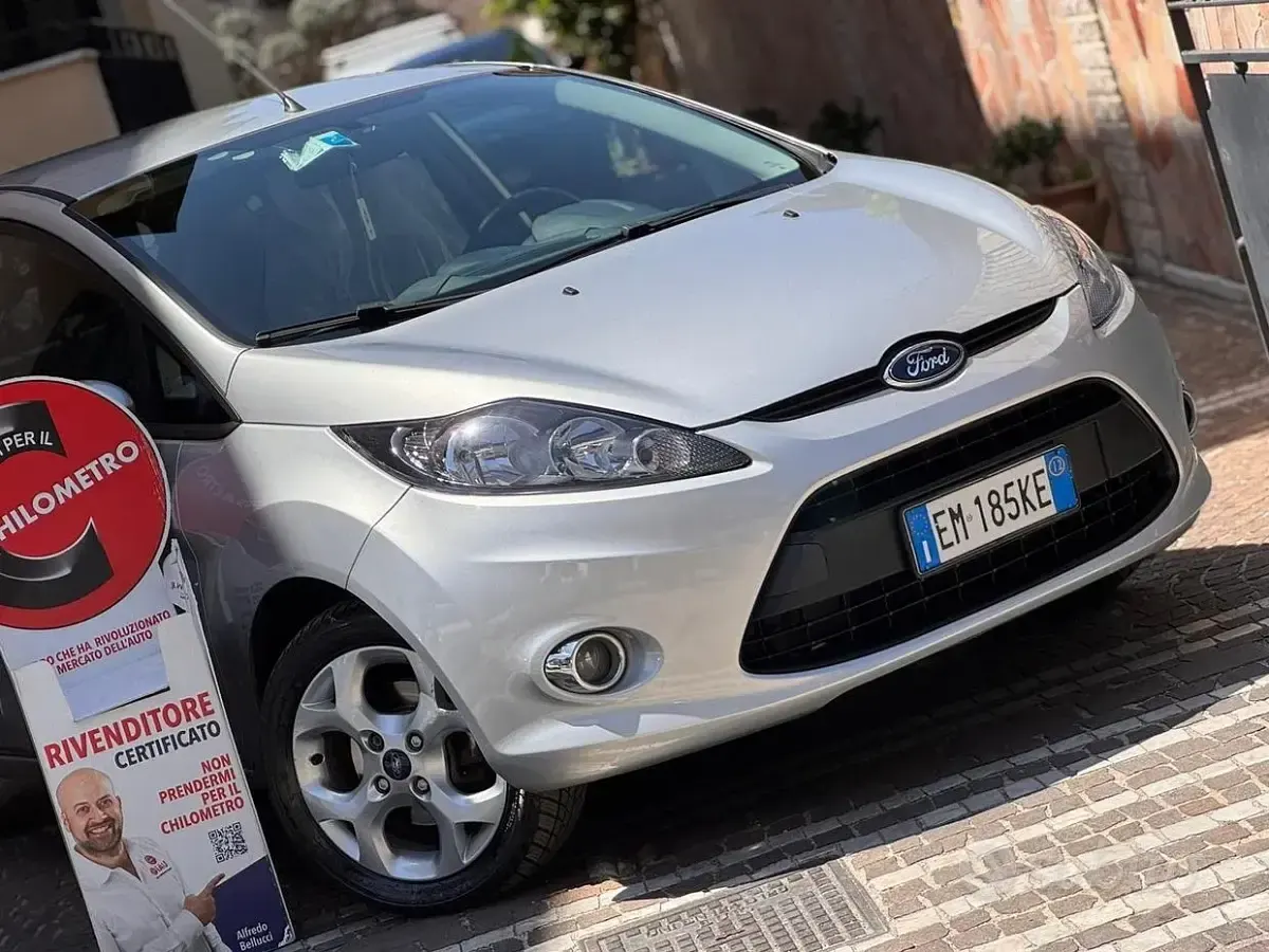 Usata Ford Fiesta Titanium 70 CV (51 kW) 2012 Grigio Berlina