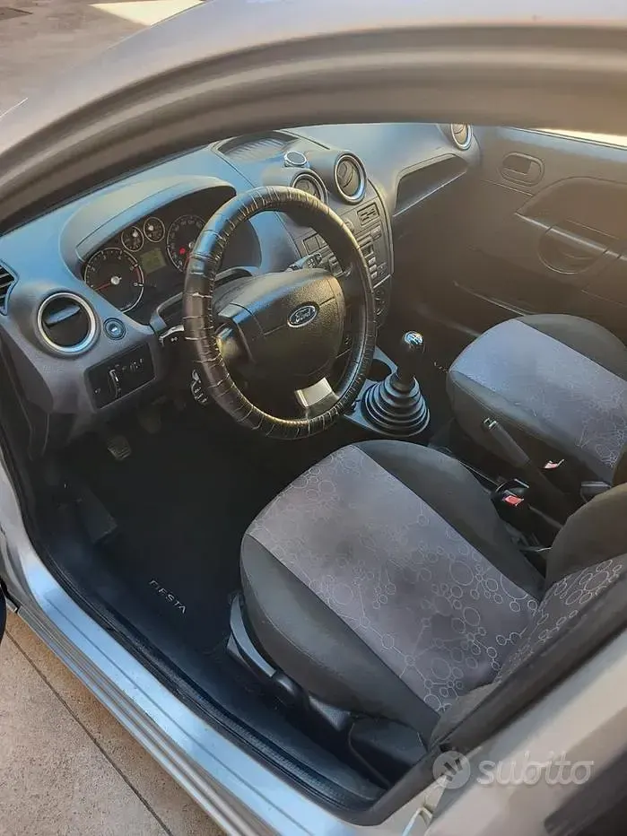 Usata Ford Fiesta 68 CV (50 kW) 2007 Grigio Utilitaria