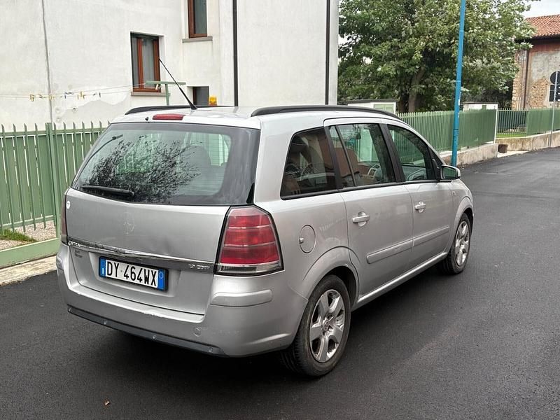 Usata Opel Zafira Cosmo 120 CV (88 kW) 2006 Argento Monovolume
