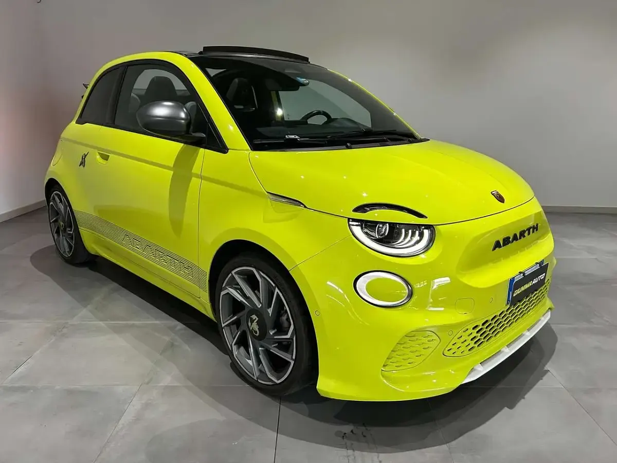 Usata Abarth 500C Scorpionissima 114 kW (155 CV) 2023 Giallo fluo Cabrio