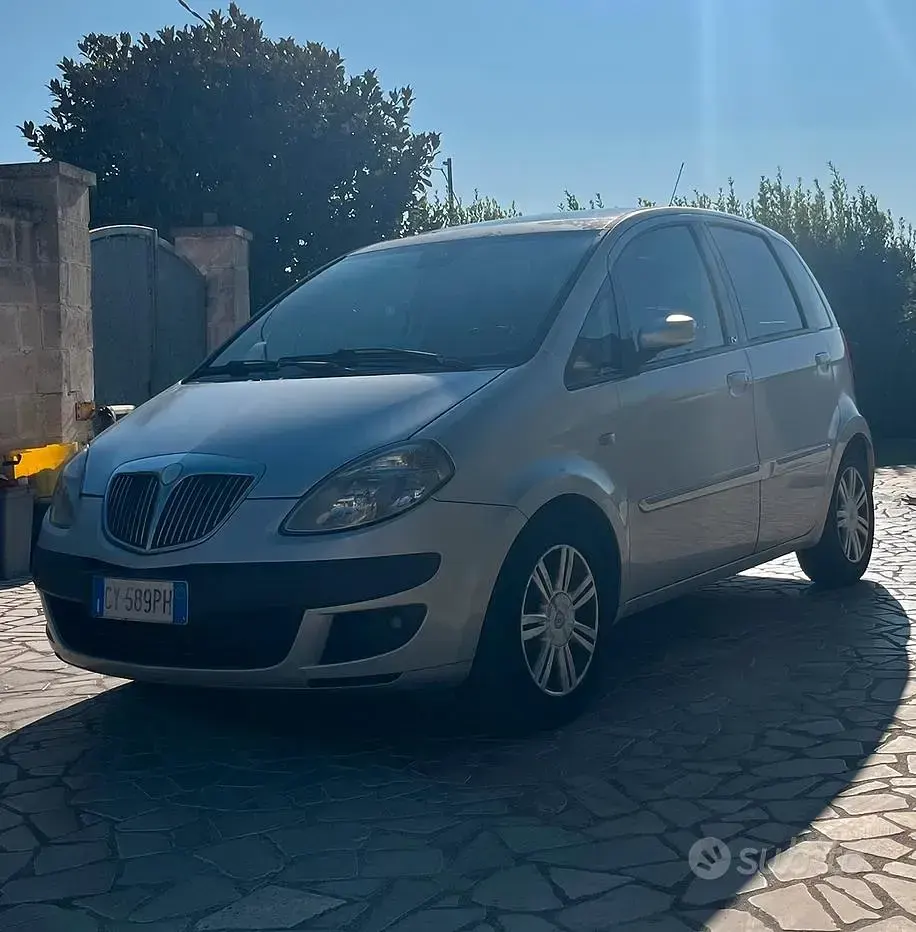 Usata Lancia Musa Platinum 101 CV (74 kW) 2005 Grigio Monovolume