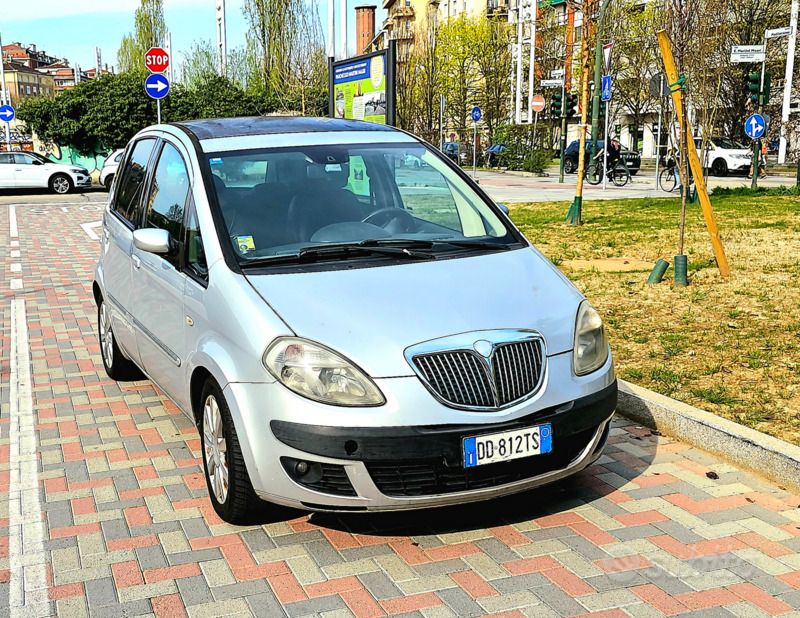 Grigio Usata 2006 Lancia Musa Monovolume | 2800 € (Cara) - Immagine 1/4