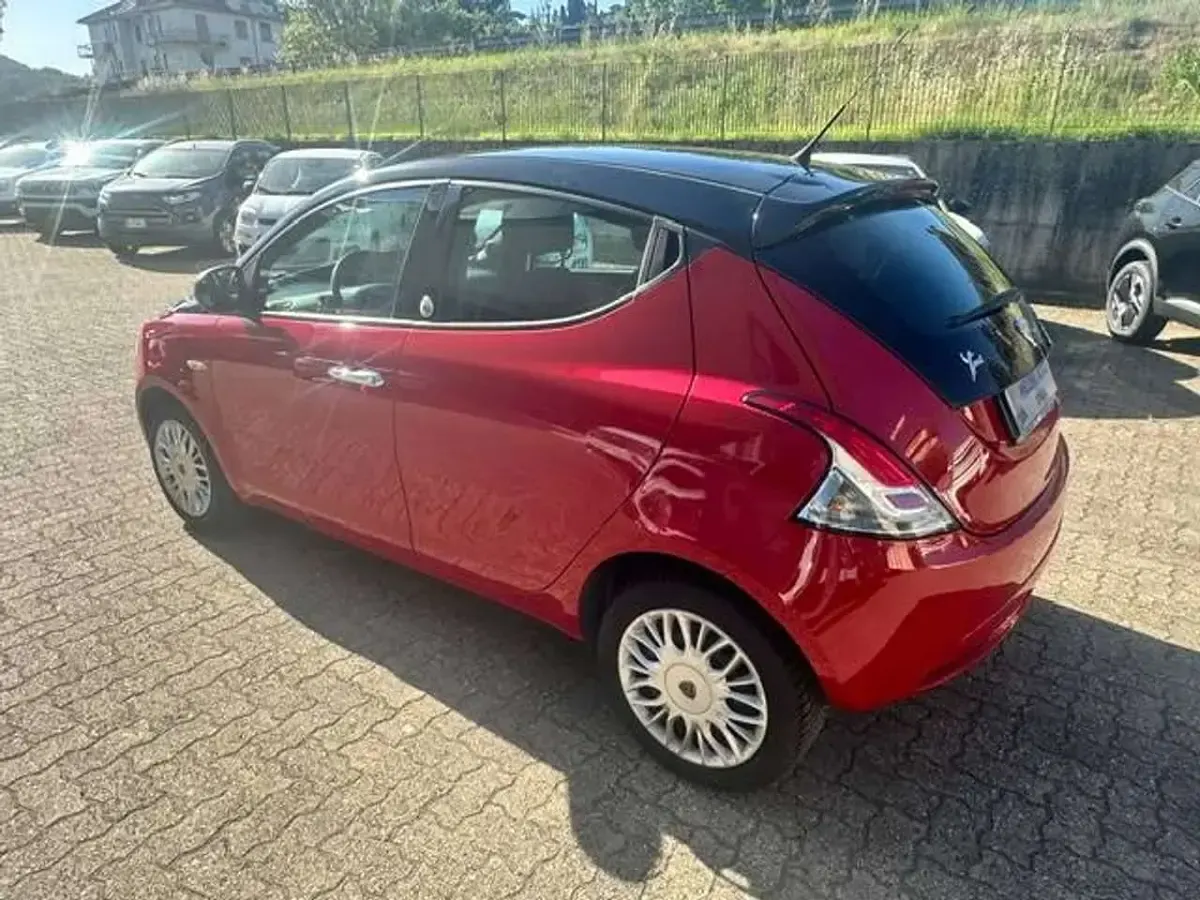 Usata Lancia Ypsilon Silver 69 CV (50 kW) 2017 Rosso Utilitaria