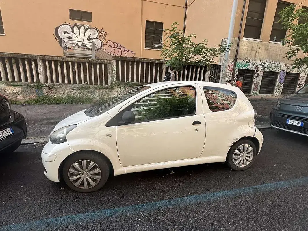 Usado Toyota Aygo 68 HP (50 kW) 2011 Branco Citadino