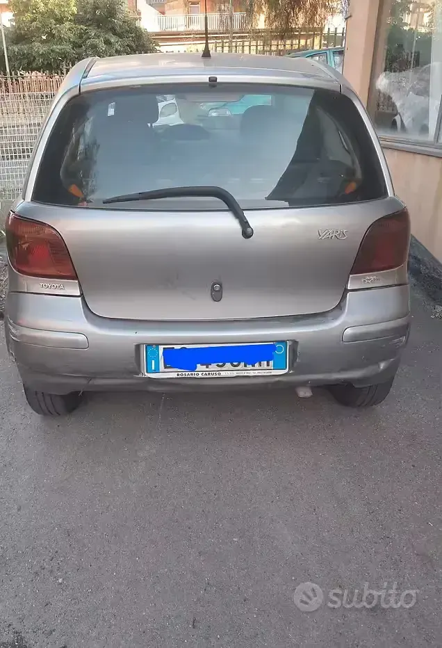 Usata Toyota Yaris 90 CV (66 kW) 2005 Grigio Utilitaria