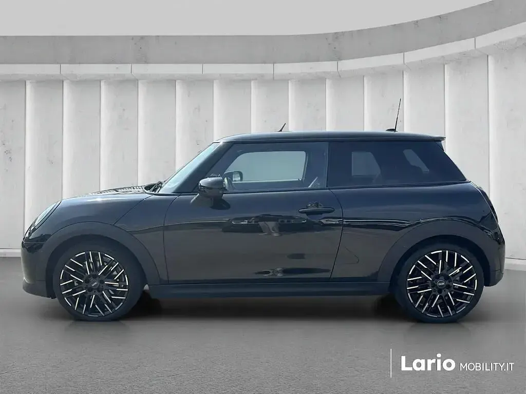Usata Mini Cooper Favoured 204 CV (150 kW) 2024 Nero Utilitaria