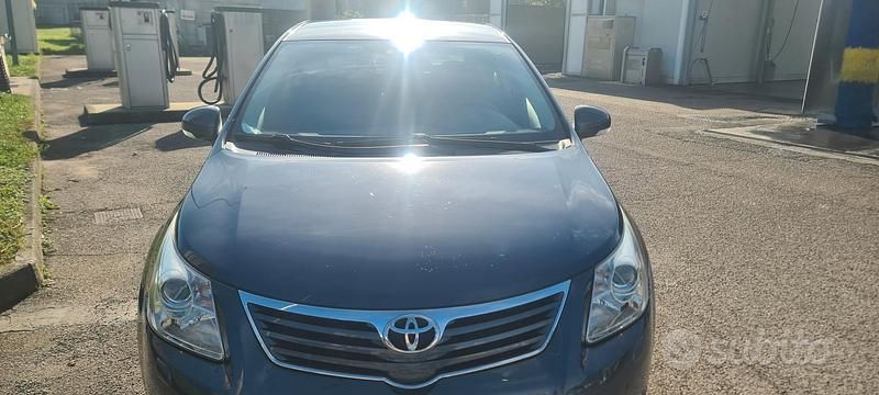 Grigio Usata 2010 Toyota Avensis Tre volumi | 10.300 € - Immagine 1/4