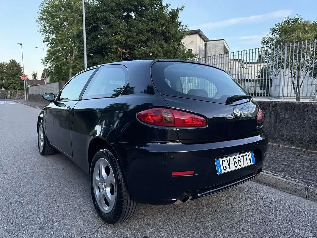 Usata Alfa Romeo 147 105 CV (77 kW) 2008 Nero Utilitaria