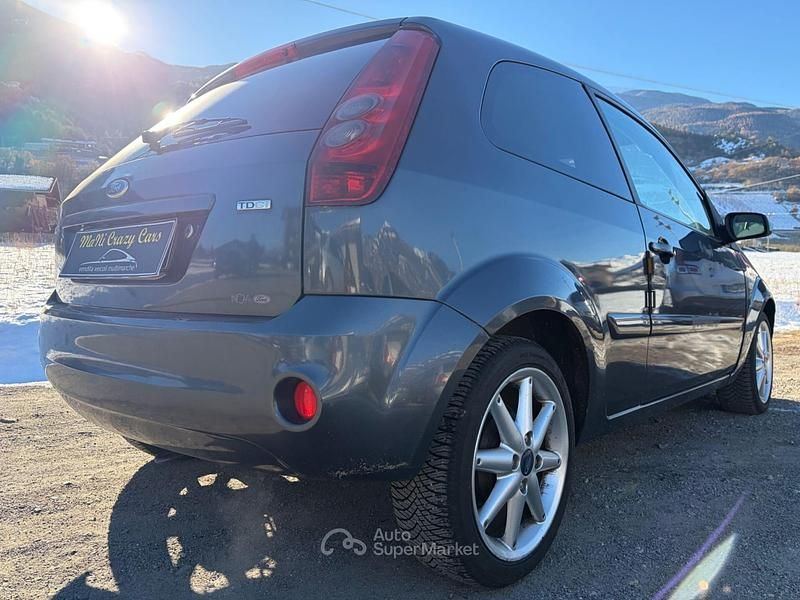 Usata Ford Fiesta Ghia 68 CV (50 kW) 2007 Grigio Berlina