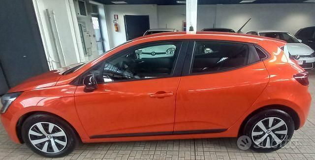 Usata Renault Clio V Equilibre 65 CV (47 kW) 2023 Arancione Berlina