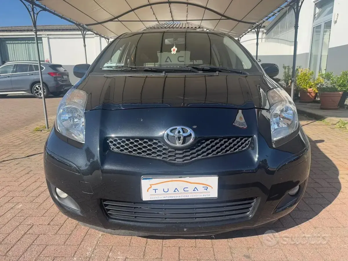 Usata Toyota Yaris Sol 90 CV (66 kW) 2010 Nero Utilitaria