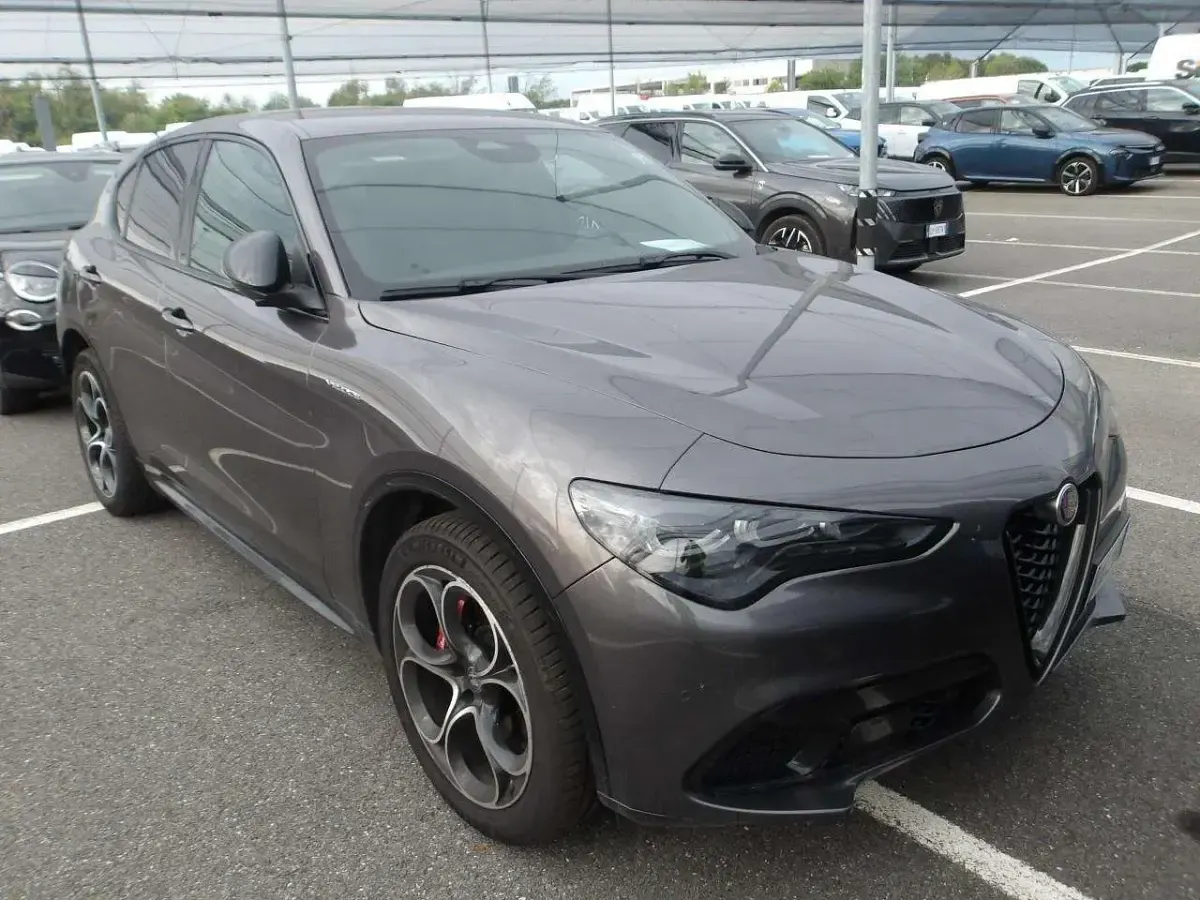 Usata Alfa Romeo Stelvio Veloce 209 CV (153 kW) 2024 Grigio vesuvio SUV