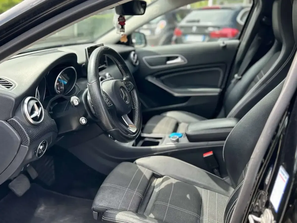 Usata Mercedes A180 109 CV (80 kW) 2017 Nero Utilitaria