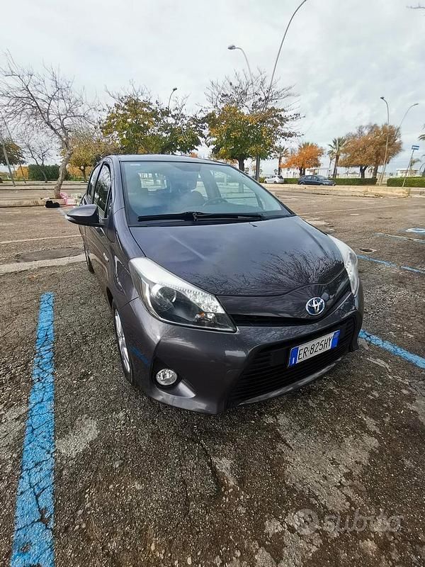Grigio Usata 2013 Toyota Yaris Hybrid Lounge Tre volumi | 7500 € (Buon prezzo) - Immagine 1/4